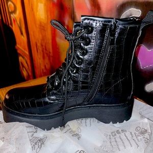 Women’s hightop boot.